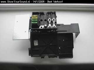 showyoursound.nl - Xetec  VW Polo  in  progress. - Bert Verhoof - SyS_2006_1_14_21_10_54.jpg - De input +12v van de zekeringenkast is hier gemaakt, zodat er een 10mm2 kabel in past.